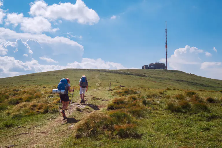 Dvojica turistov v slovenských horách