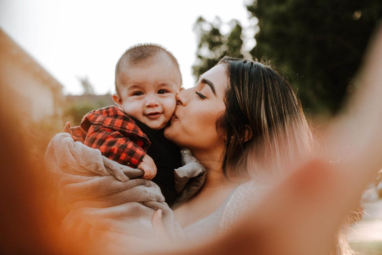 mama bozkavajuca svojho syna, zdroj: unsplash.com