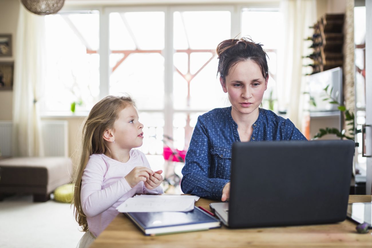 ako rozlišovať informácie, udržať sa v pohode počas karantény, mama za počítačom a dcéra pri nej stojí