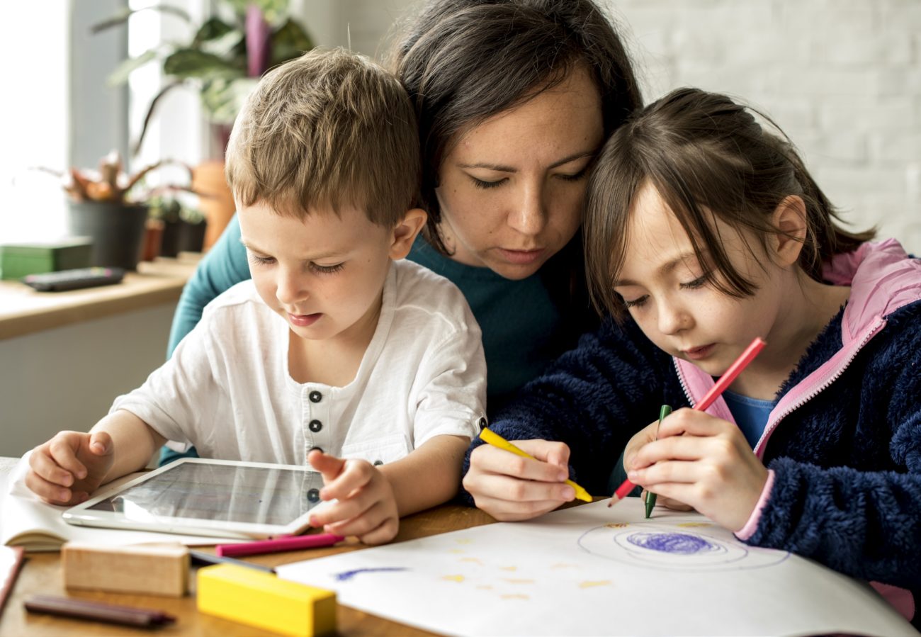 aktivity na doma, domáca škola pre školopovinné deti, mama sa učí s deťmi