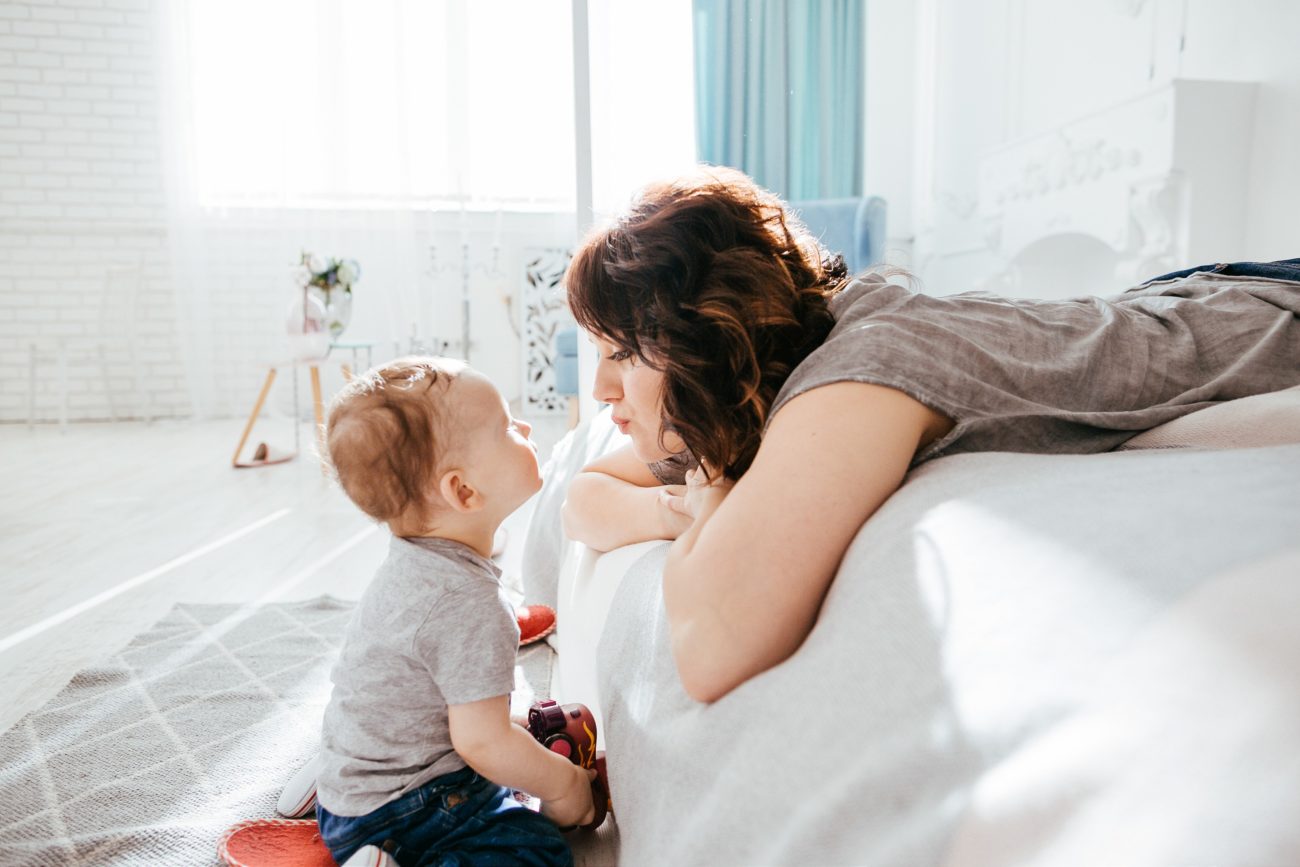 techniky proti úzkosti v čase koronavírusu, mama sa pozera na synčeka