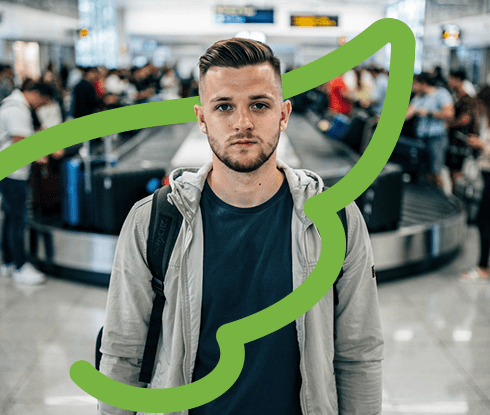 Muž čakajúci na letisku s cestovným poistením od Unionu