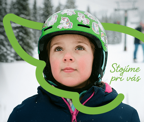 Dieťa s lyžiarskou helmou na horách s ochranným krídlom cestovného poistenia Union