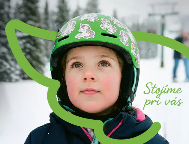 Dieťa s lyžiarskou helmou na horách s ochranným krídlom cestovného poistenia Union