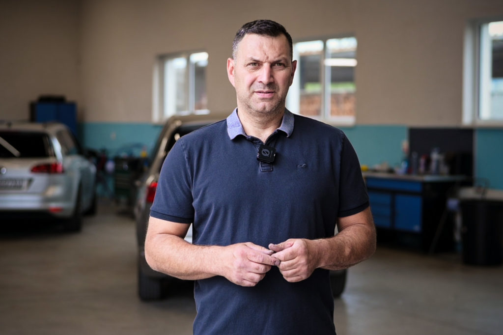 mechanik Jaroslav zo zmluvného autoservisu