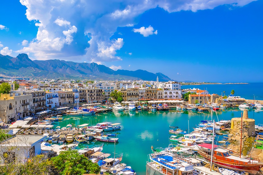 mestečko Kyrenia na Cypre