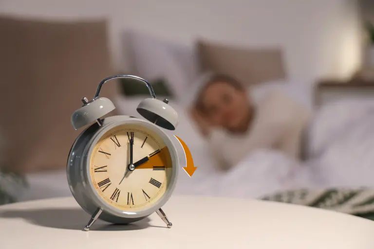 budík s naznačeným posunom na letný čas