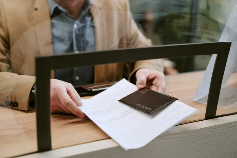 muž v klientskom centre vybavuje cestovný doklad