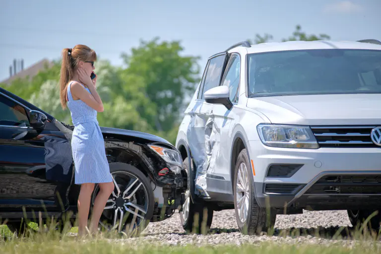 Mladá žena kontaktuje políciu po dopravnej nehode