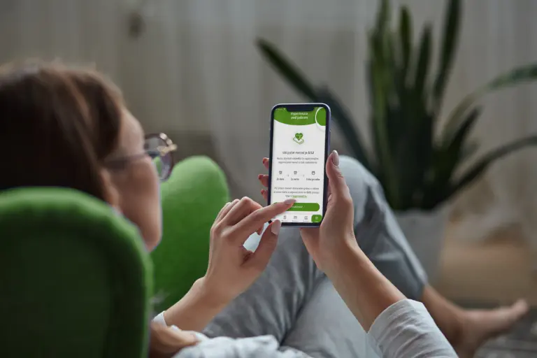 žena v domácom prostredí skúša aplikáciu Zdravomer