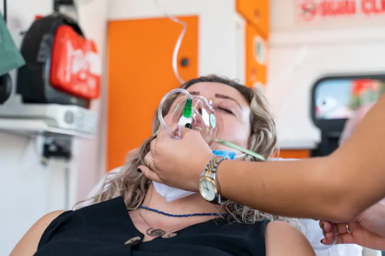lekárka ošetruje ženu s podozrením na infarkt myokardu