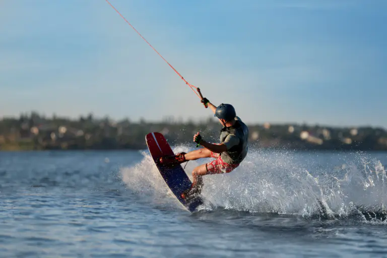 wakeboardista na jazere