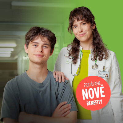 Lekárka stojaca pri mladom pacientovi, ktorý sa cíti v bezpečí vďaka Union zdravotnému poisteniu. Poisťovňa pridala aj nové benefity.