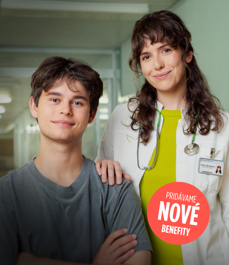 Lekárka stojaca pri mladom pacientovi, ktorý sa cíti v bezpečí vďaka Union zdravotnému poisteniu. Poisťovňa pridala nové benefity.