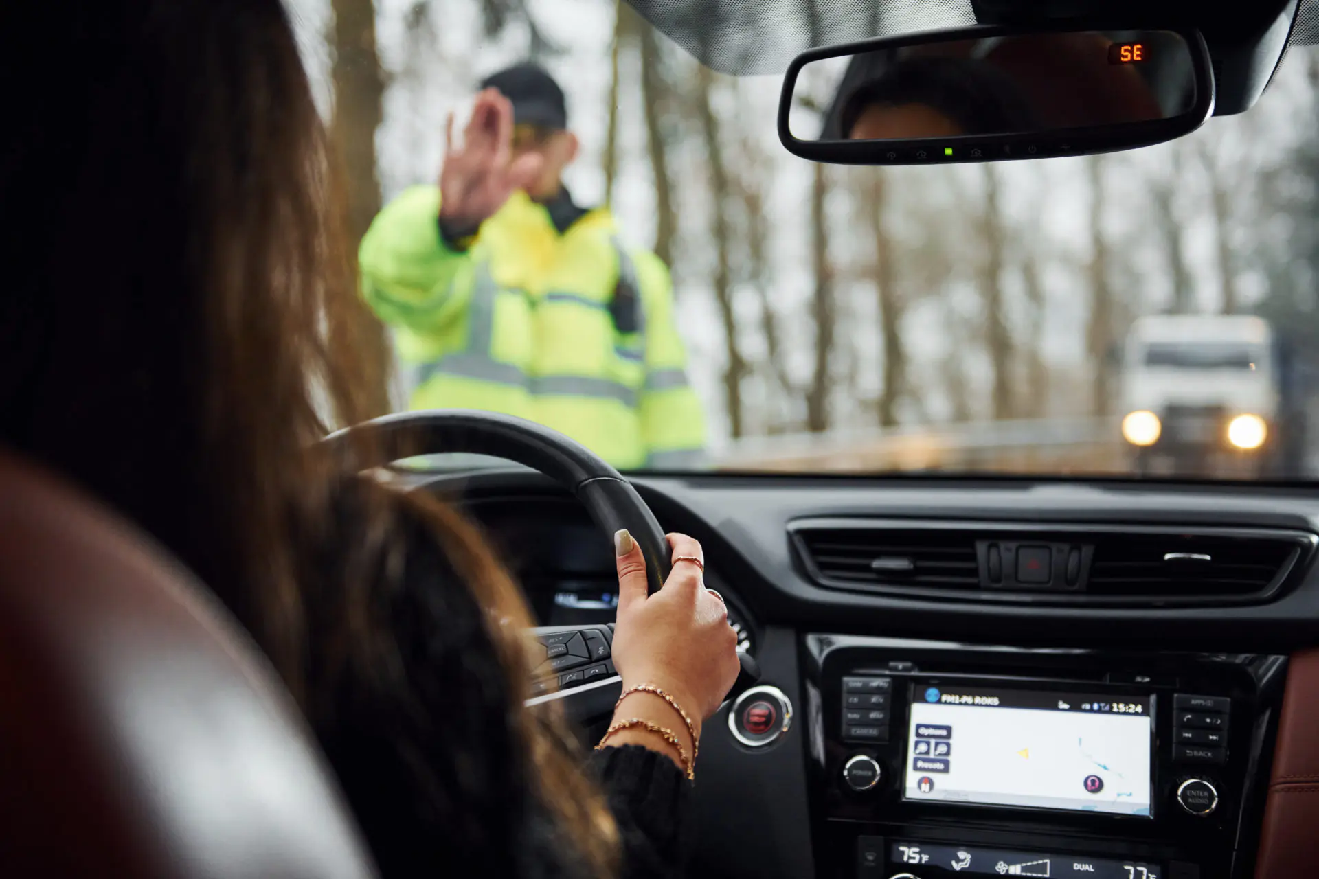 Policajná hliadka zastavuje vodičku auta