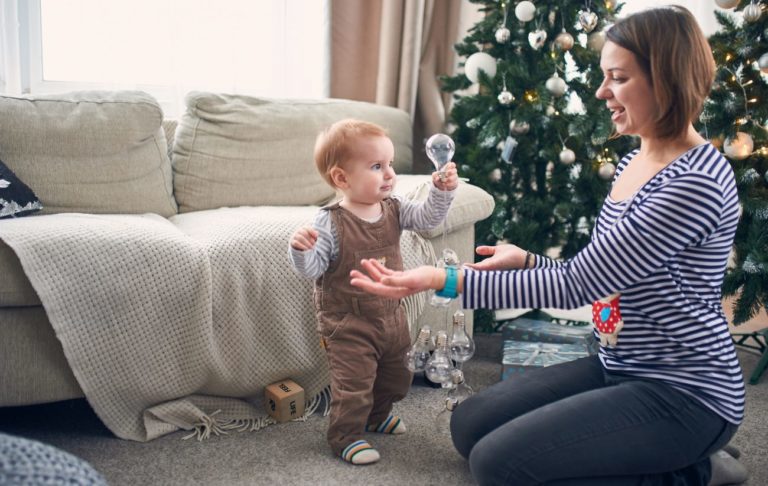 mama s dieťaťom, ktoré začína chodiť