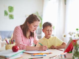 domáce vzdelávanie počas karantény, koronavírusu, výpovede mamičiek, mama sa učí so synom
