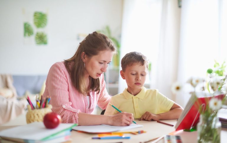 domáce vzdelávanie počas karantény, koronavírusu, výpovede mamičiek, mama sa učí so synom