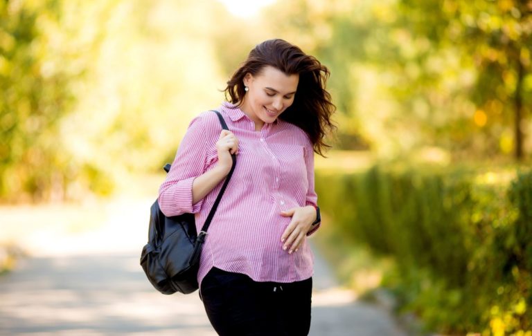 tehotná žena s kabelkou