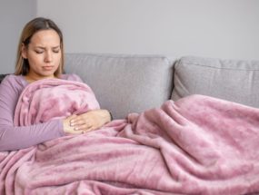 mladá žena s endometriózou