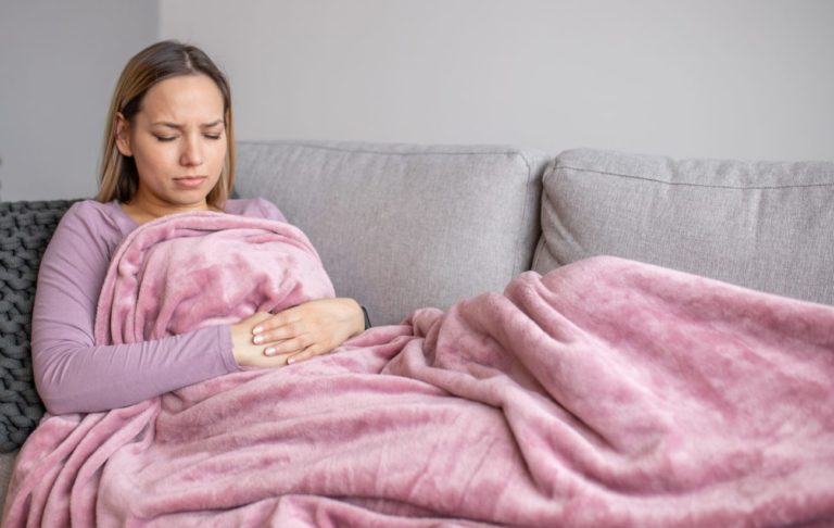 mladá žena s endometriózou