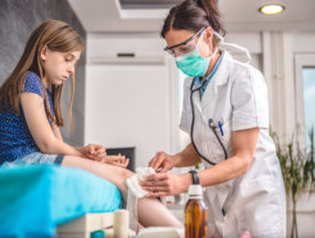 Dievča ktoremu osetruje zdravotna sestra rozbite koleno