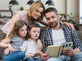 ako sa rozprávať s deťmi o koronavíruse, rodina spolu číta knihu