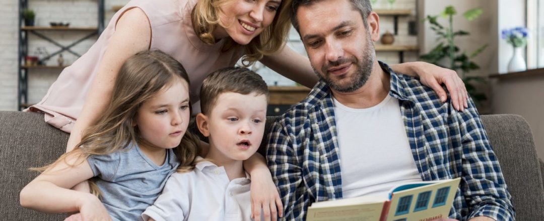 ako sa rozprávať s deťmi o koronavíruse, rodina spolu číta knihu