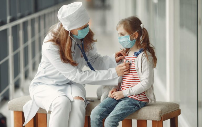 Pediater v čase koronavírusu_doktorka vzšetruje v rúške dieťa