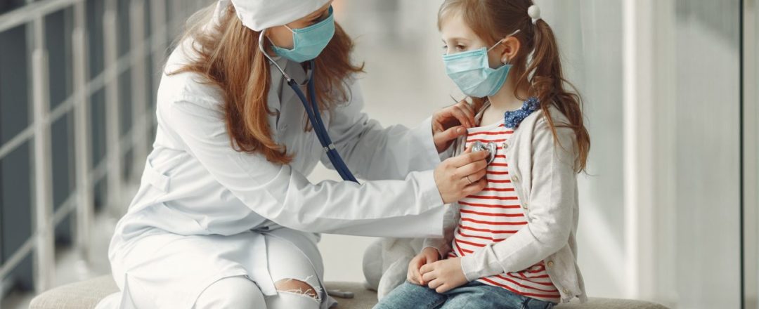 Pediater v čase koronavírusu_doktorka vzšetruje v rúške dieťa