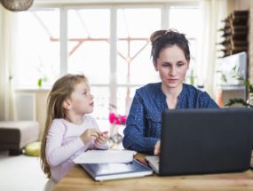 ako rozlišovať informácie, udržať sa v pohode počas karantény, mama za počítačom a dcéra pri nej stojí