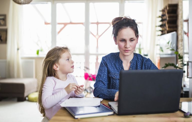 ako rozlišovať informácie, udržať sa v pohode počas karantény, mama za počítačom a dcéra pri nej stojí