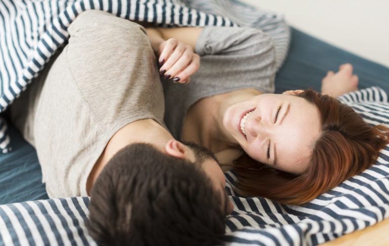 ako otehotnieť, kvíz čo viete o otehotnení, smejuci sa pár v posteli