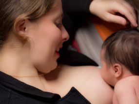 polohy pri dojčení novorodencov