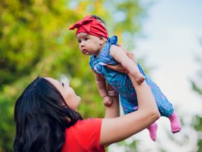 bolesti horných končatín u matiek do jedného roka dieťaťa, mama dvíha dieťa