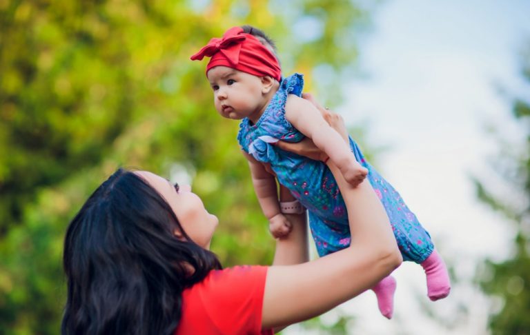 bolesti horných končatín u matiek do jedného roka dieťaťa, mama dvíha dieťa