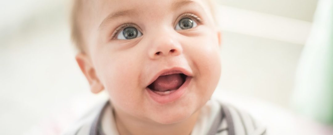 prvé detské zúbky, vyjadrenie pediatričky, malé bábo s prvým zúbkom