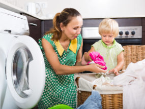 Mama so synom triedia bielizeň na pranie