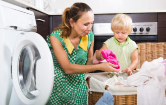 Mama so synom triedia bielizeň na pranie