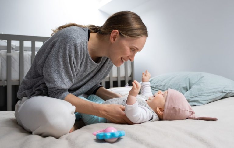 Detské hry pre najmenších, mama s bábom na posteli