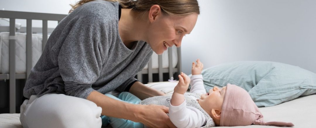 Detské hry pre najmenších, mama s bábom na posteli