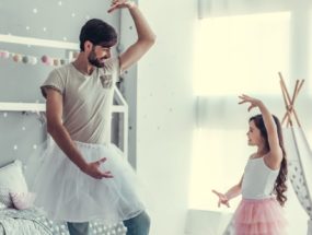 koronavírus a deti, ako zabaviť deti doma, otec tancuje s dcérou