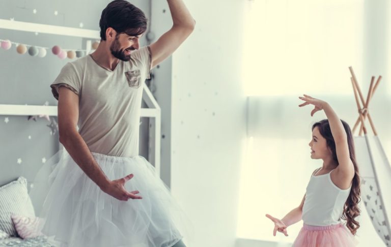 koronavírus a deti, ako zabaviť deti doma, otec tancuje s dcérou