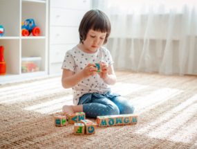 Predškoláčka trénujúca sluchovú pamäť a abecedu