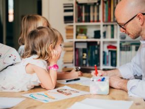 predškolská príprava, grafomotorika, otec píše a dcéry ho pozorujú