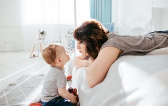 techniky proti úzkosti v čase koronavírusu, mama sa pozera na synčeka