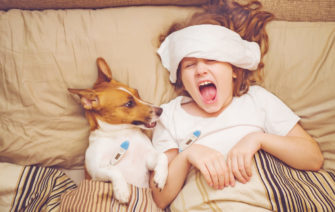 dievca so psom v posteli si meraju obaja teplotu