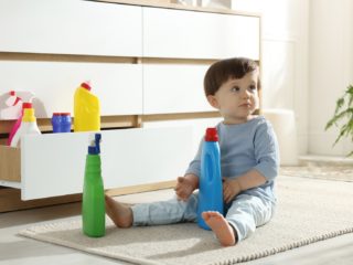 nebezpečenstvo pri hre batoľaťa