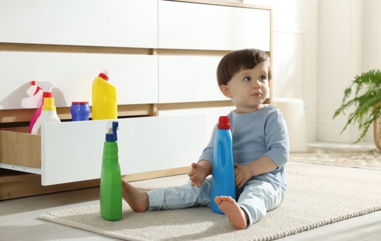 nebezpečenstvo pri hre batoľaťa