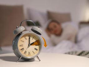 budík s naznačeným posunom na letný čas